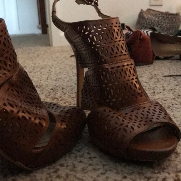 Tan caged laser cut heels - Picture 3 of 7